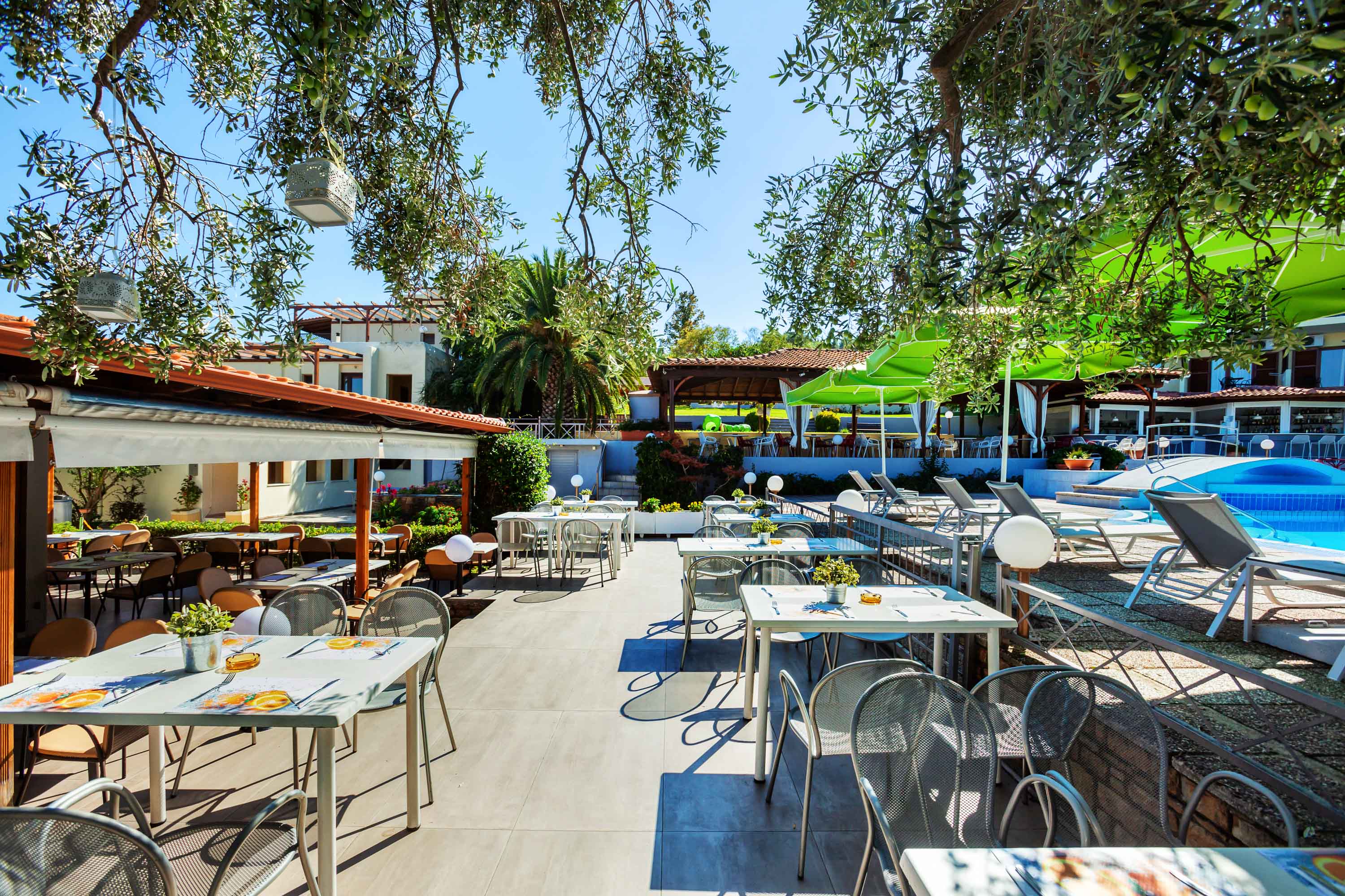 Hotel Palladium bar na bazenu.jpg