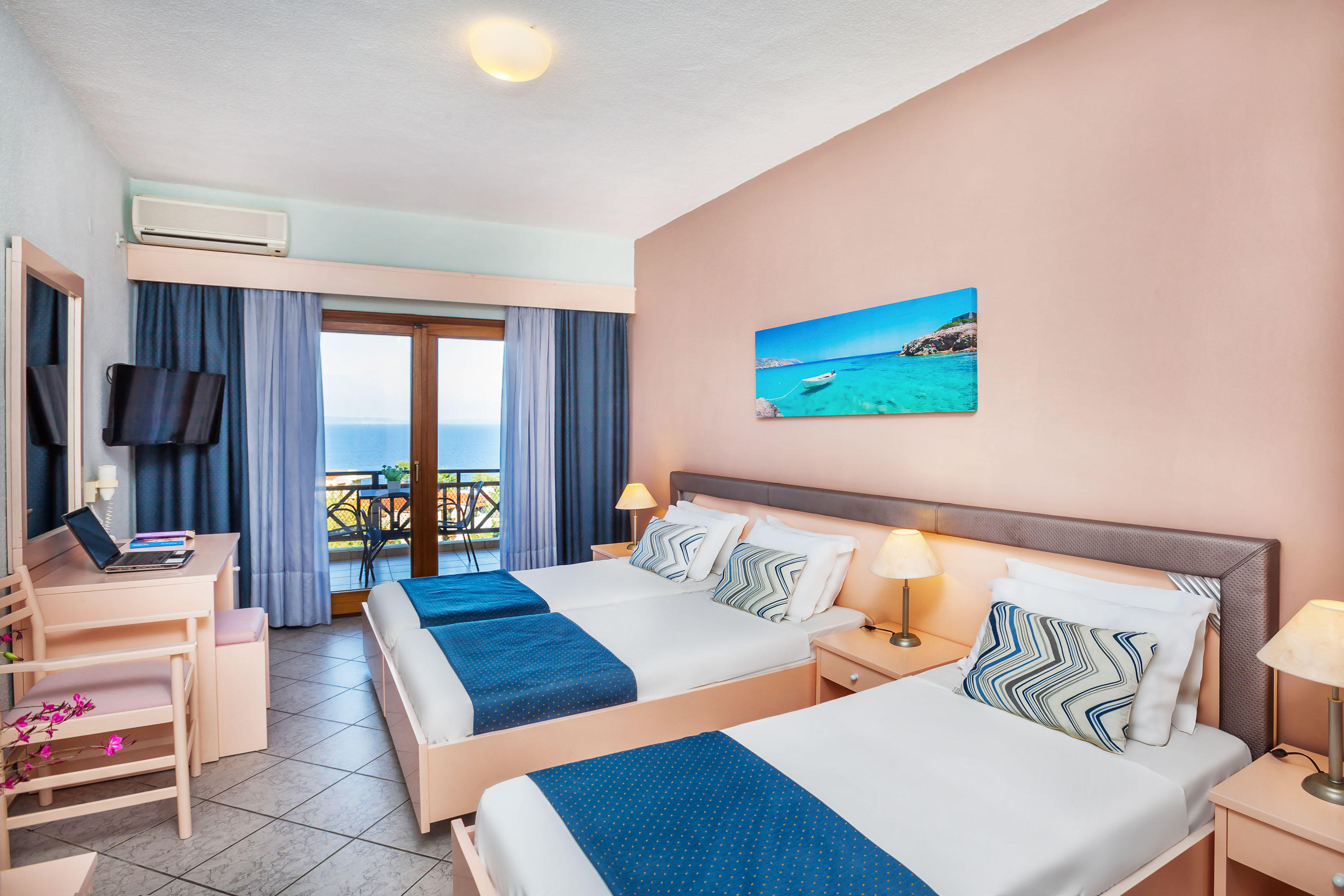 Hotel Palladium triple room.jpg