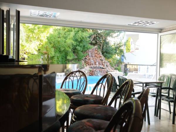 Hotel Pegasus bar kod bazena.jpg