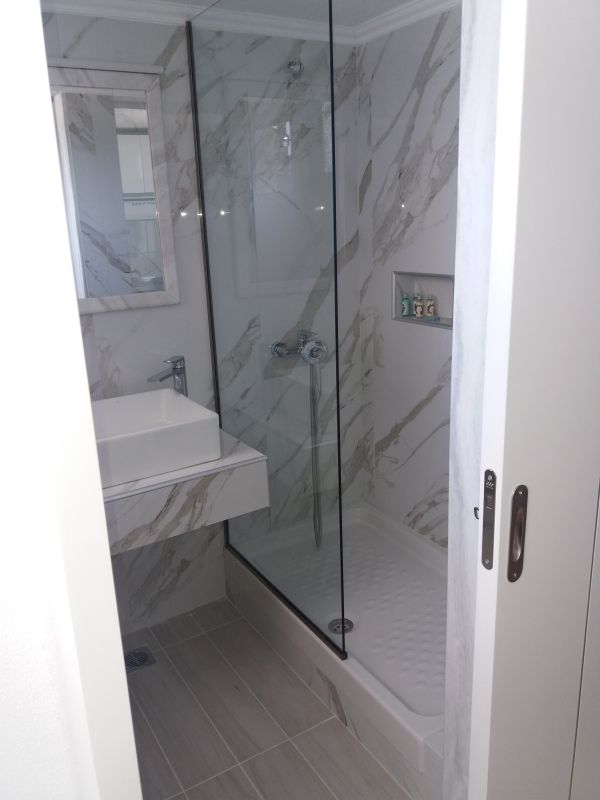 Hotel Pegasus three beds room kupatilo.jpg