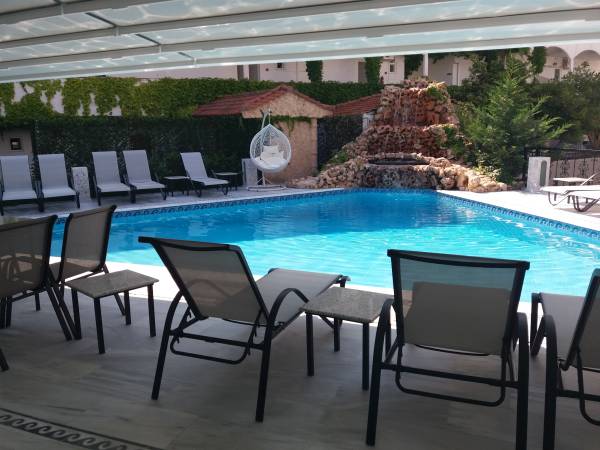 Pegasus hotel bazen sa lezaljkama.jpg