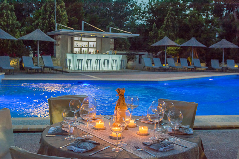 Hotel Petrino Suites bar na bazenu.jpg