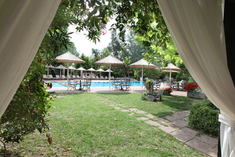 Hotel Petrino Suites basta i bazen.jpg