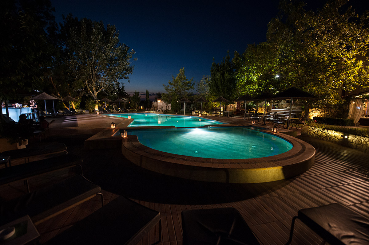 Hotel Petrino Suites bazen nocu.jpg