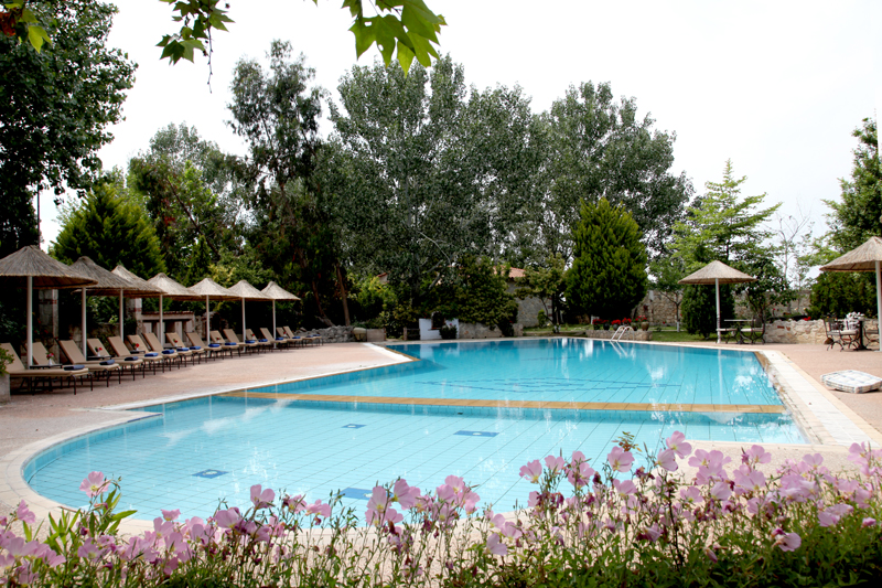 Hotel Petrino Suites pogled na bazen.jpg
