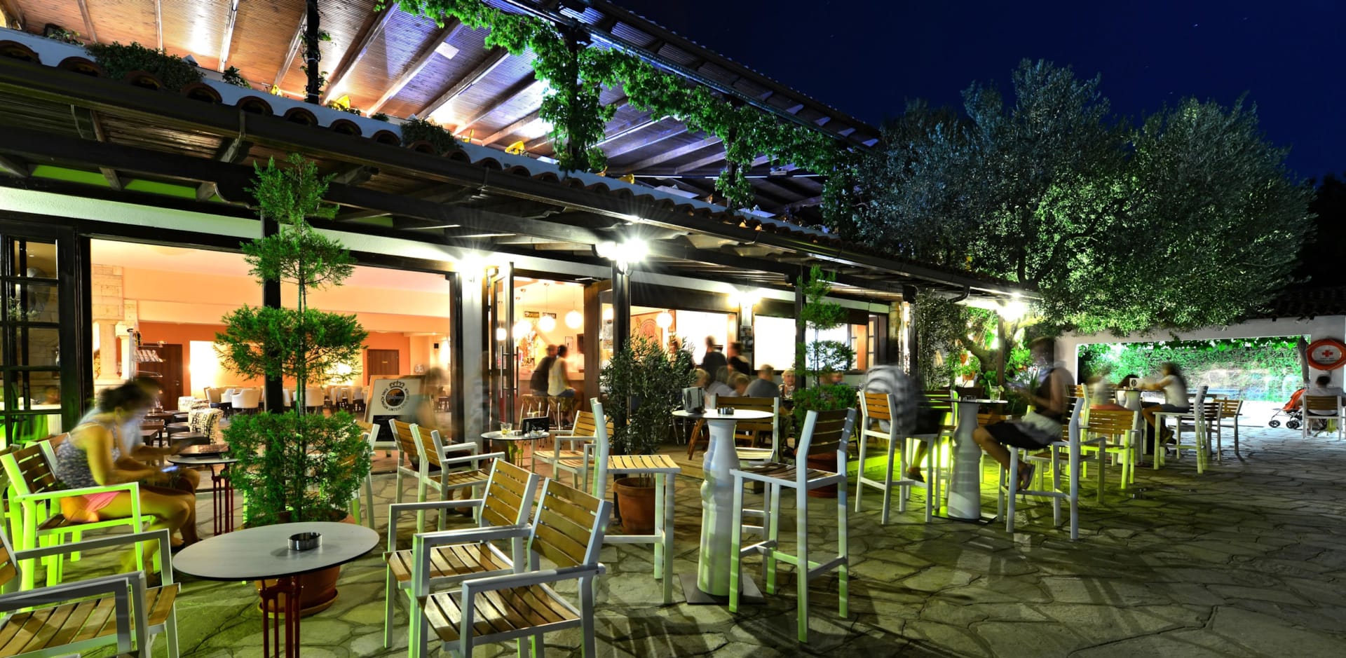 Hotel Philoxenia-Bar pored bazena.jpg