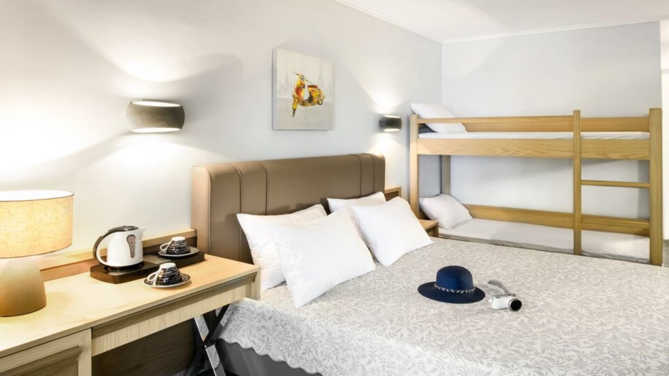 Hotel Philoxenia-Standardna soba kreveti na sprat.jpg