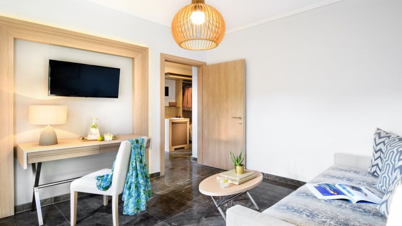 Philoxenia Hotel-Suite pogled bazen.jpg