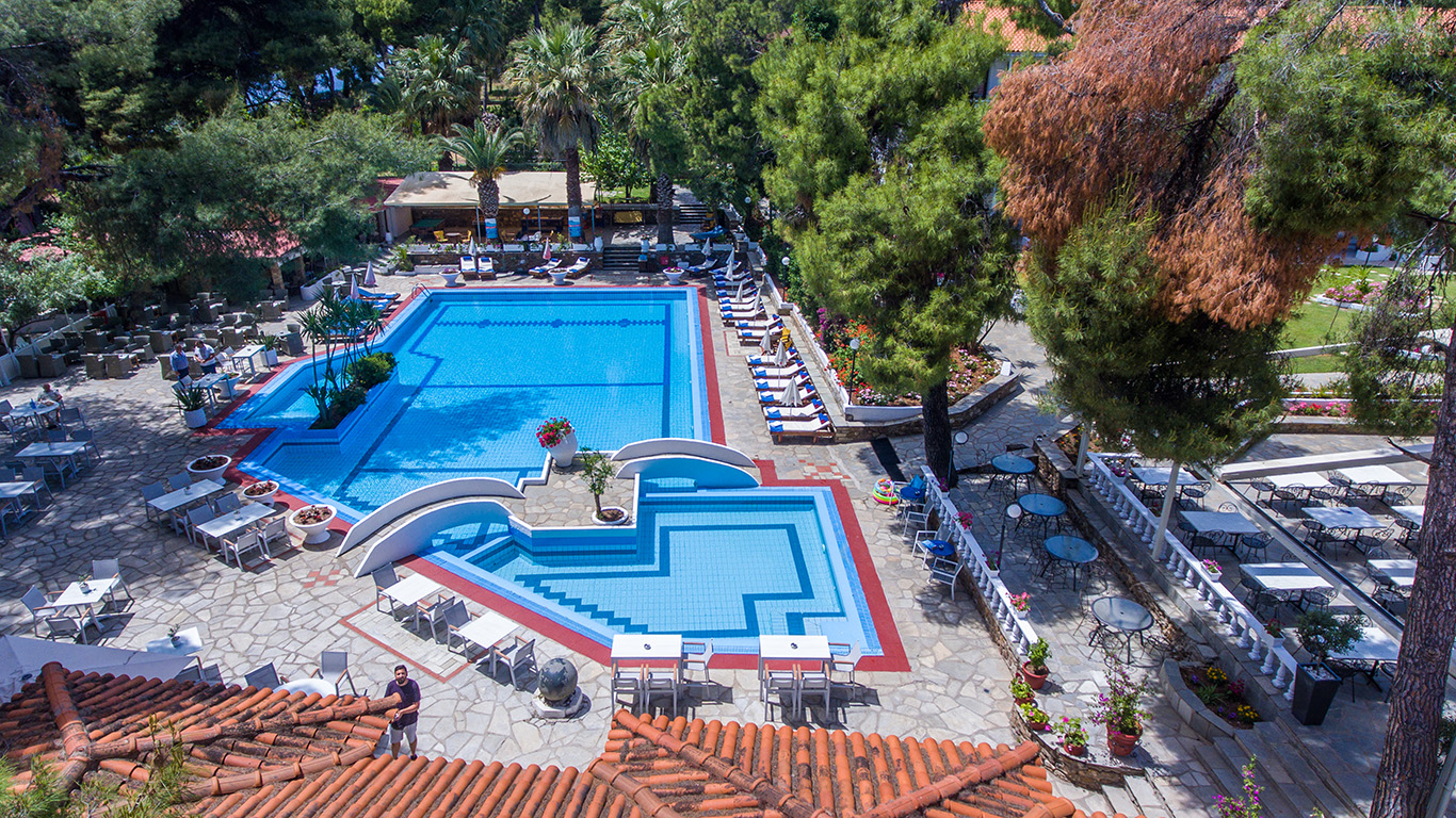 Hotel Porfi Beach bazen sa barom.jpg