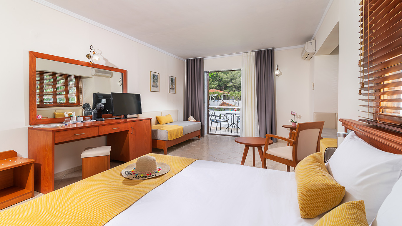Hotel Porfi Beach junior suite enterijer.jpg