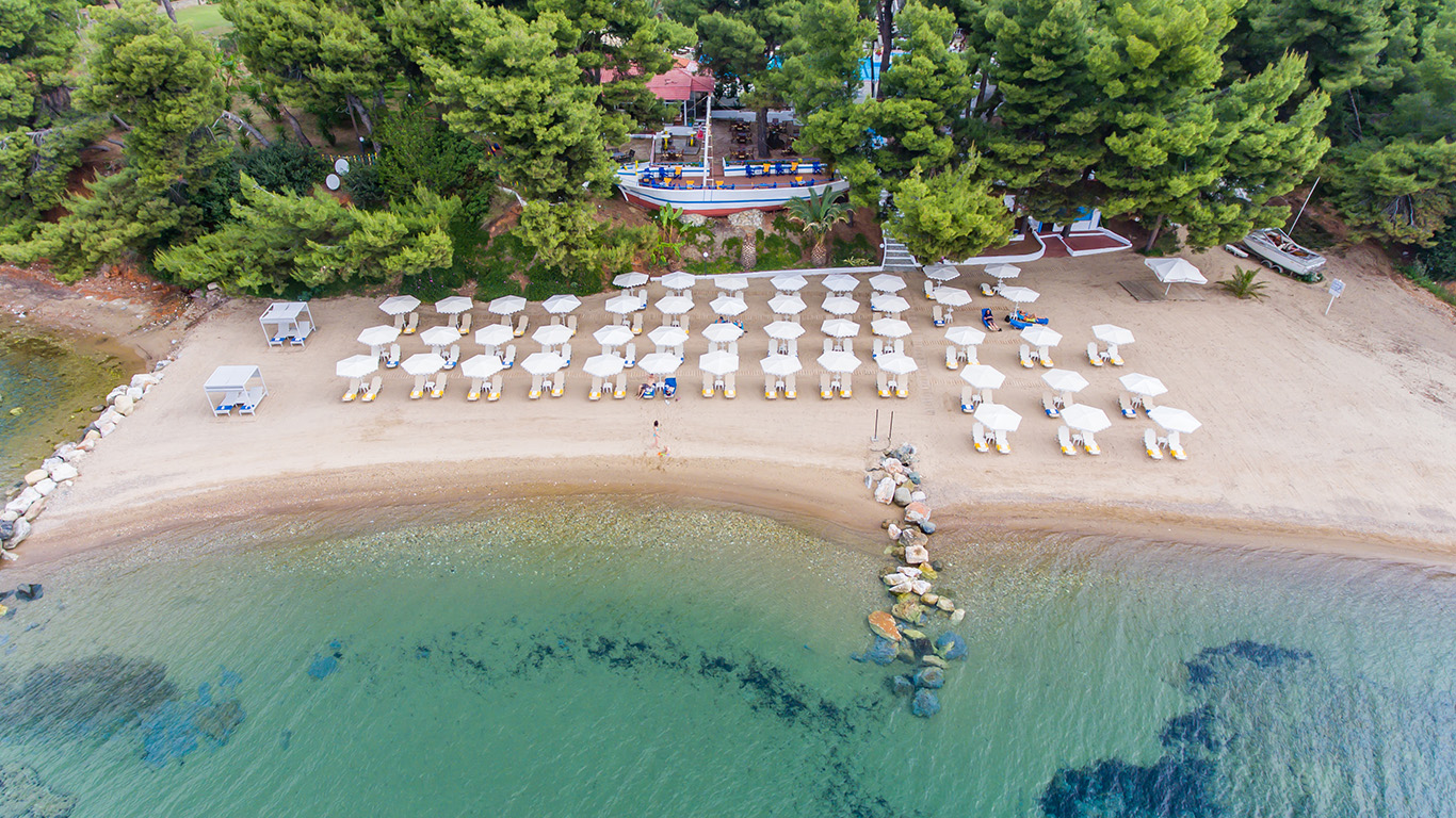 Hotel Porfi Beach plaza sa lezaljkama.jpg