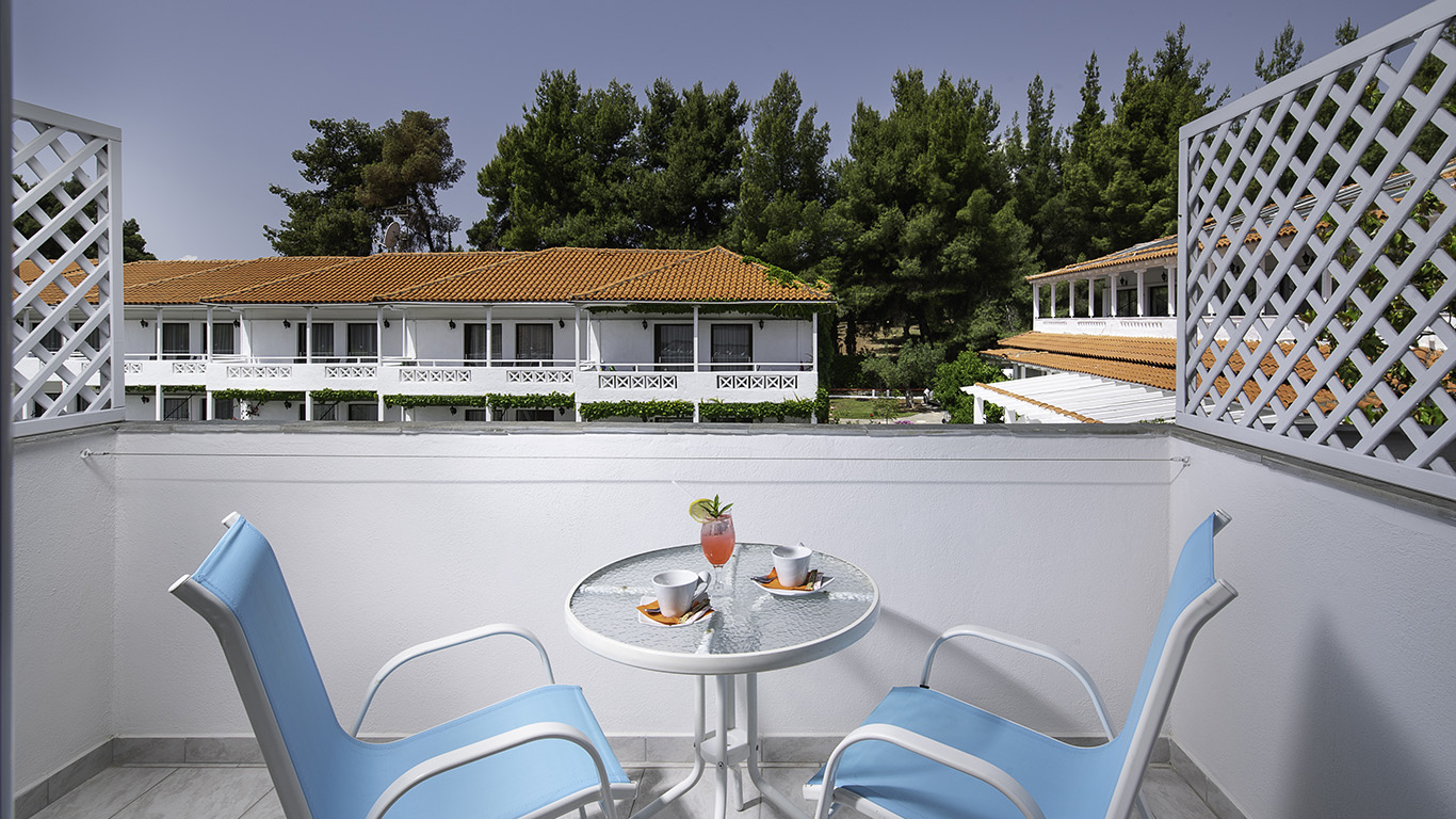 Hotel Porfi Beach superior double terasa.jpg