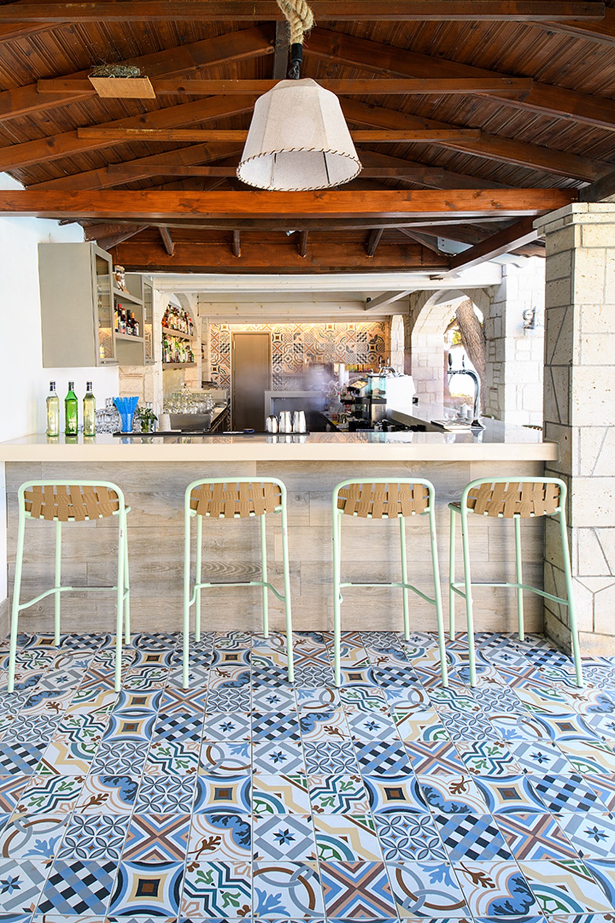 Hotel Portes Beach bar na bazenu.jpg