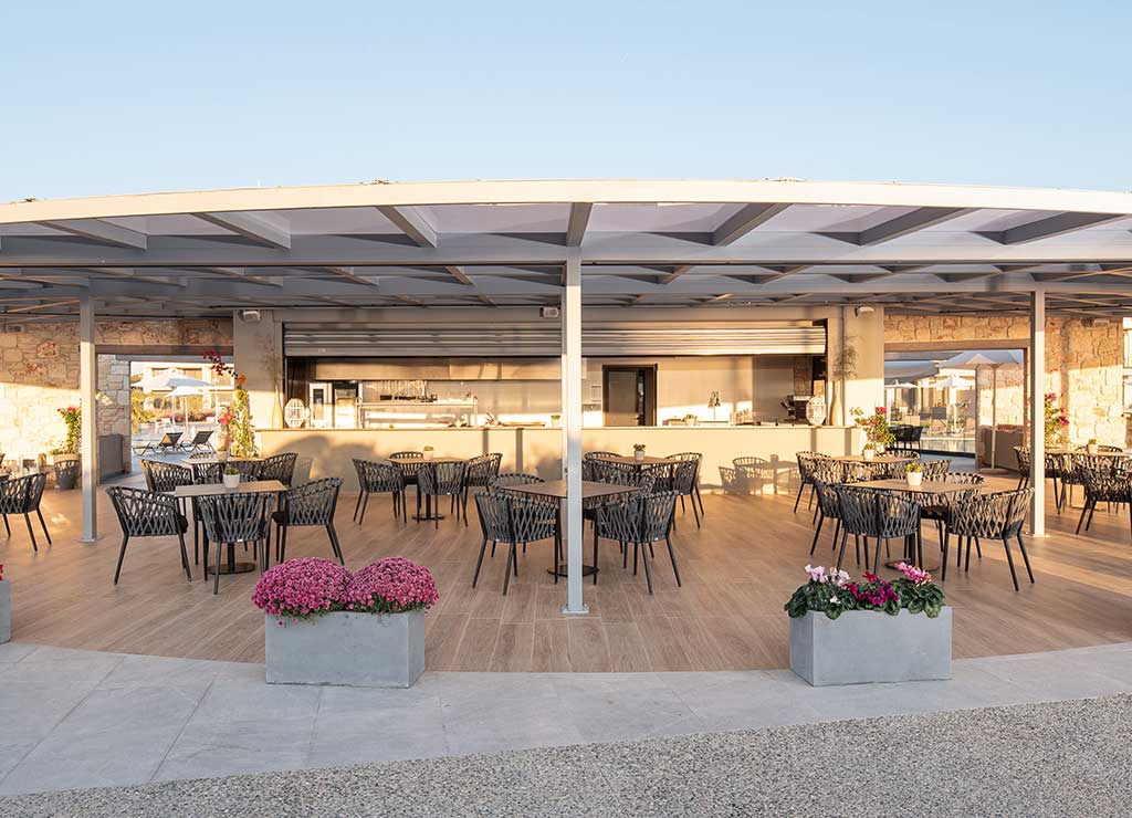 Hotel Portes Lithos restoran na otvorenom.jpg