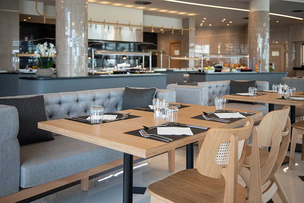 Hotel Portes Lithos restoran unutra.jpg