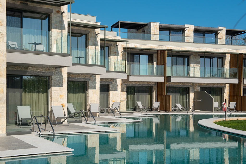 Hotel Portes Lithos sobe sa pogledom na bazen.jpg