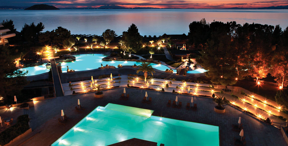 Hotel Porto Carras Meliton bazeni nocu.jpg