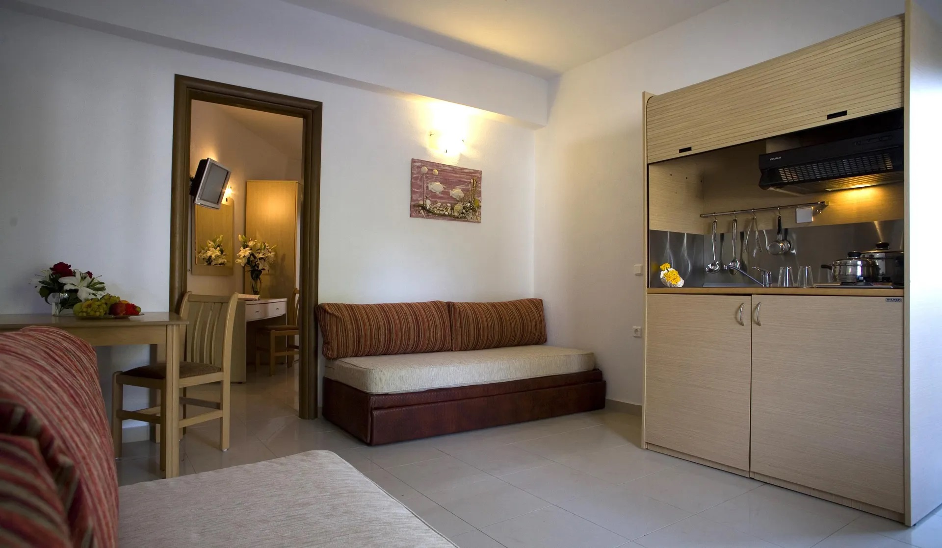 Porto Koufo Hotel-Porodicni apartman sa dve sofe.jpg