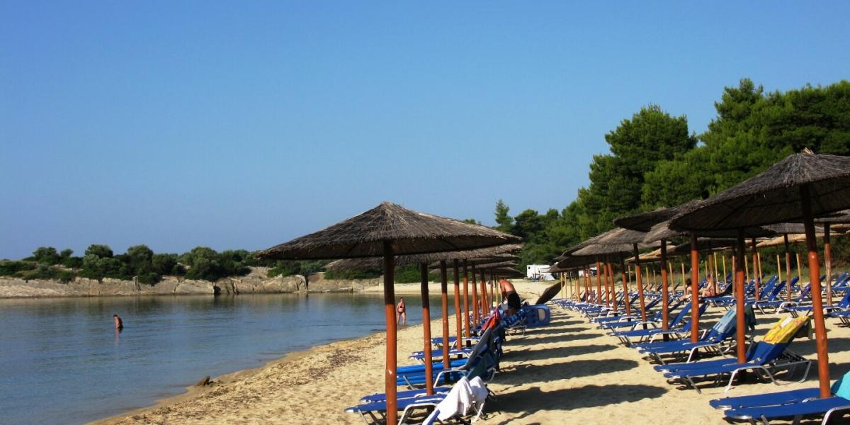 Hotel Poseidon Resort plaza sa lezaljkama.JPG