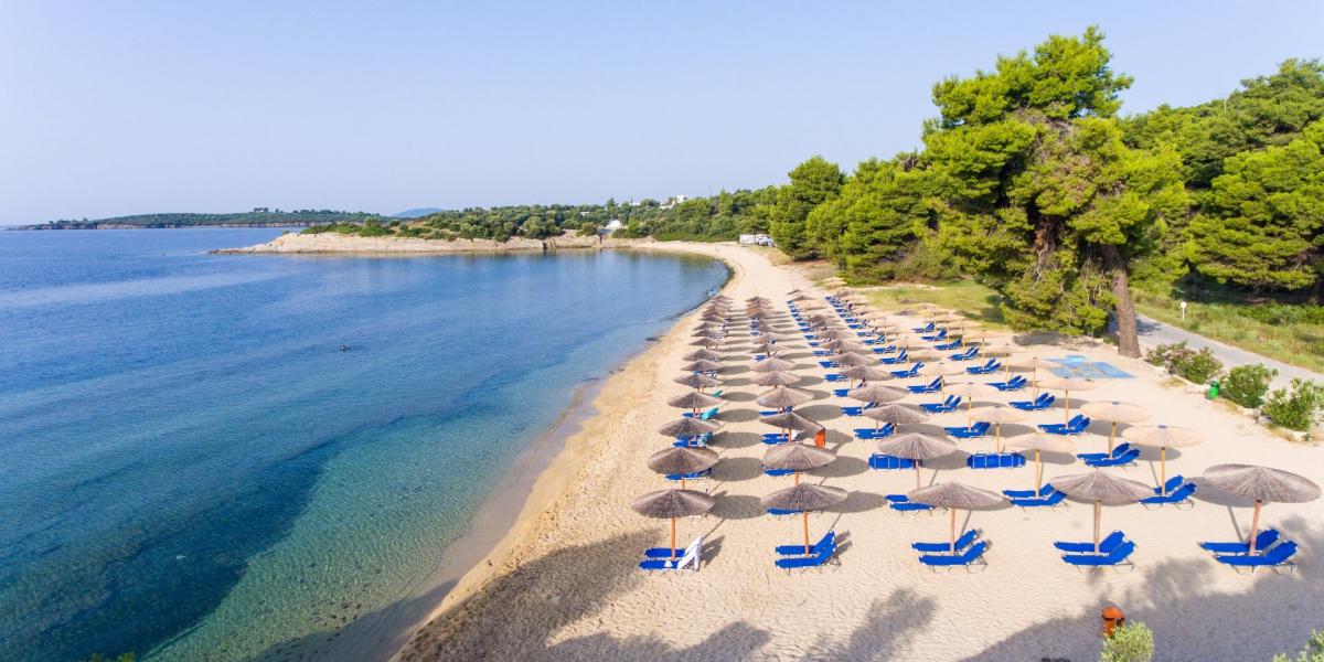 Hotel Poseidon Resort plaza.JPG