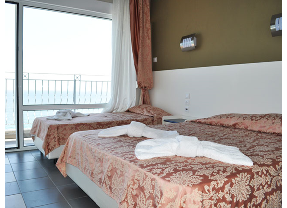 Hotel Alkyonis triple room.png