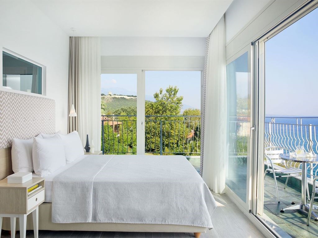 Hotel Alkyonis superior room 1.jpg