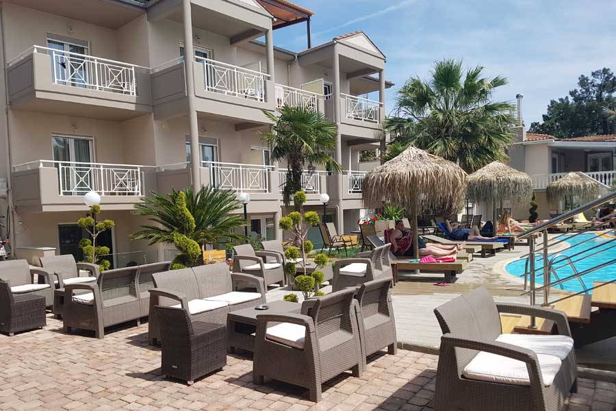 Hotel Potos Pool bar.jpg