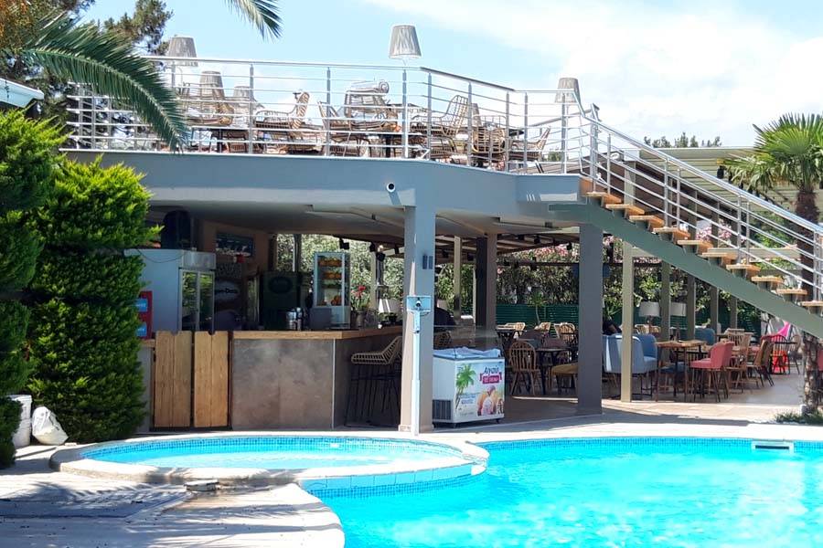 Hotel Potos bar na bazenu.jpg