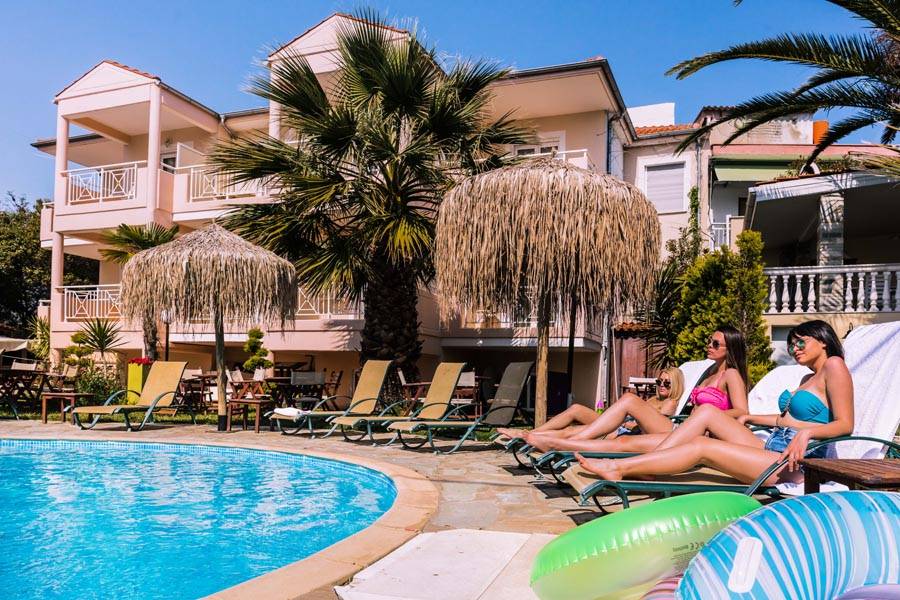 Hotel Potos bazen sa lezaljkama.jpg
