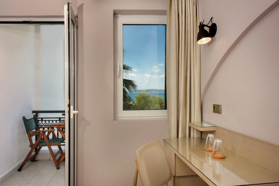 Hotel Pyrgos deluxe double enterijer.jpg