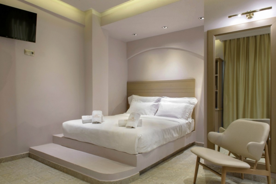 Hotel Pyrgos deluxe junior suite enterijer.jpg