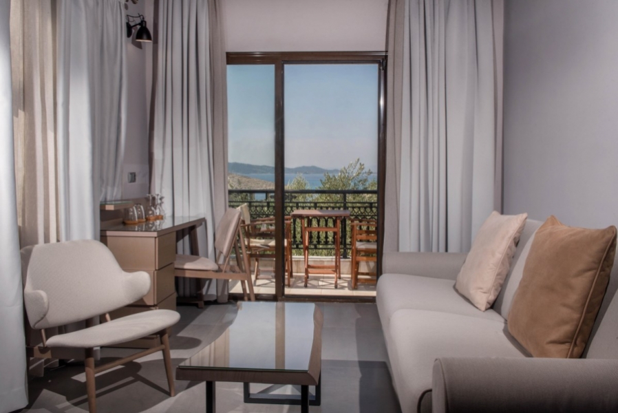 Hotel Pyrgos deluxe suite dnevni boravak.jpg