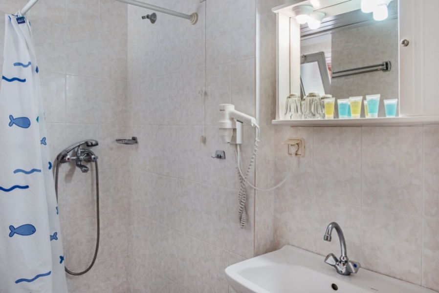 Hotel Pyrgos double room kupatilo.jpg
