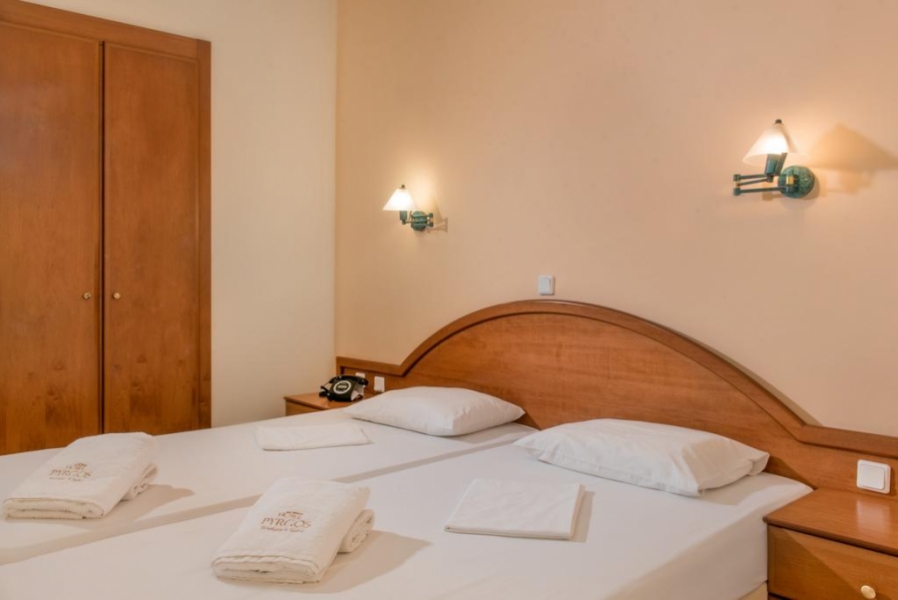 Hotel Pyrgos family soba.jpg