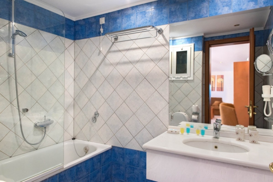 Hotel Pyrgos suite sea view kupatilo.jpg