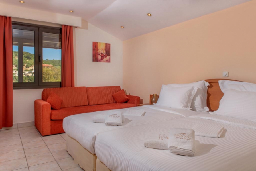 Hotel Pyrgos two bedroom suite enterijer.jpg