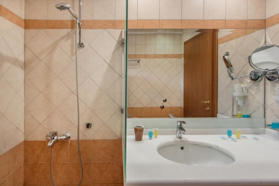 Hotel Pyrgos two bedroom suite kupatilo.jpg