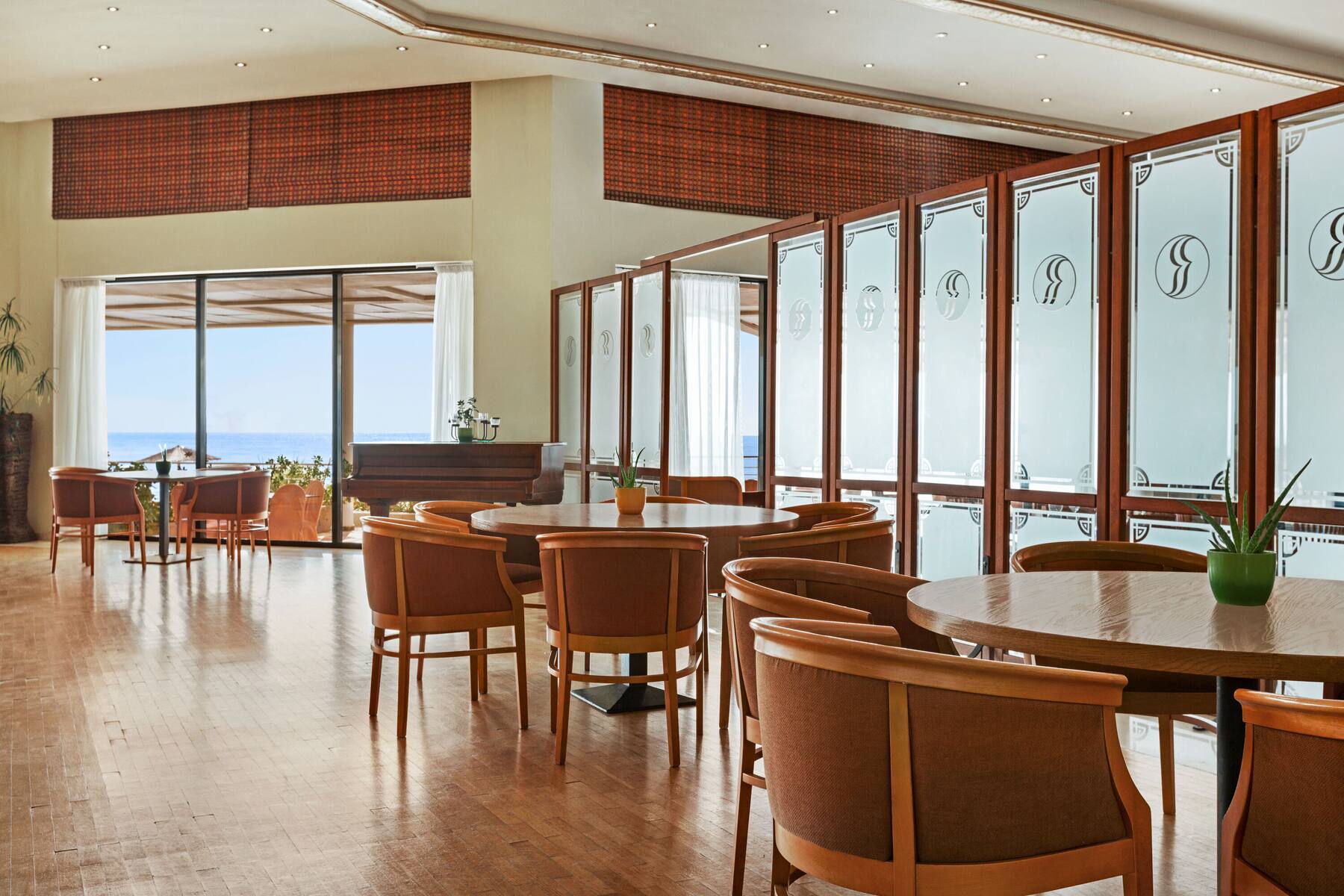 Ramada Plaza Thraki-Bar.jpg