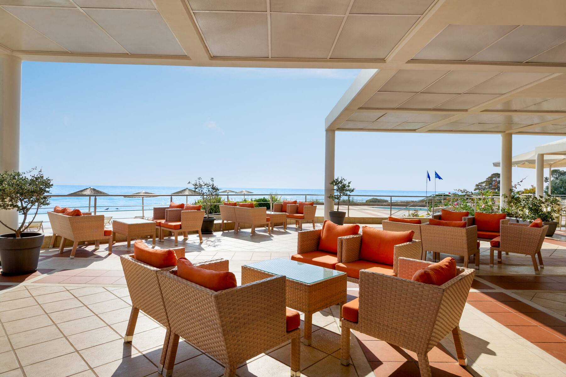 Ramada Plaza Thraki-Terasa bara.jpg