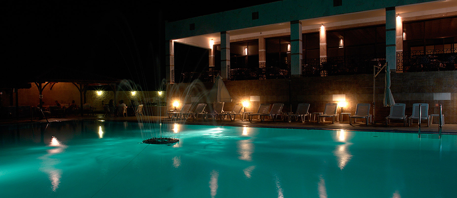 Hotel Rema bazen nocu.jpg