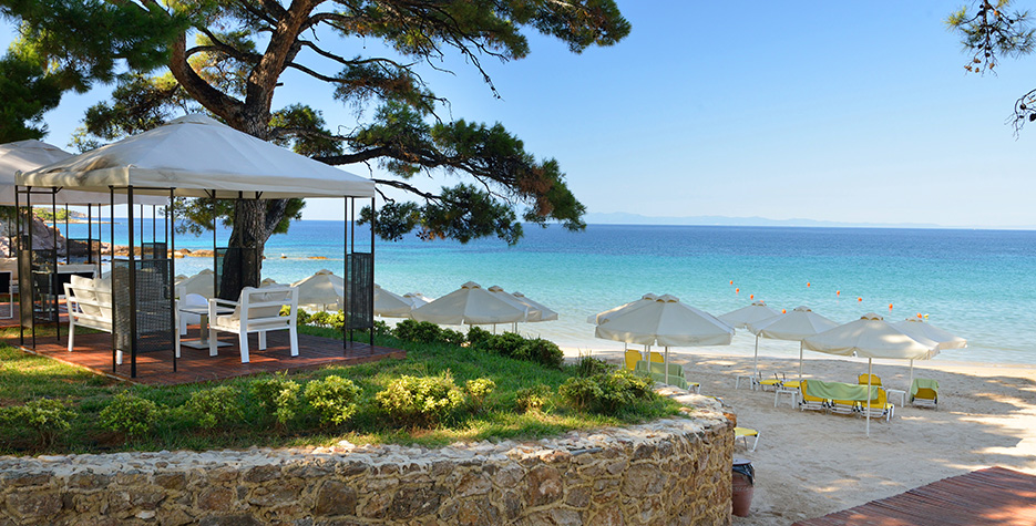 Hotel Royal Paradise Resort plaza i bar.jpg