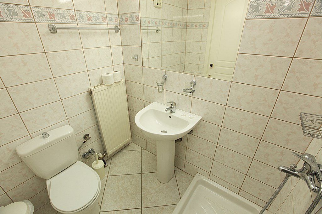Hotel Aloe bathroom.jpg