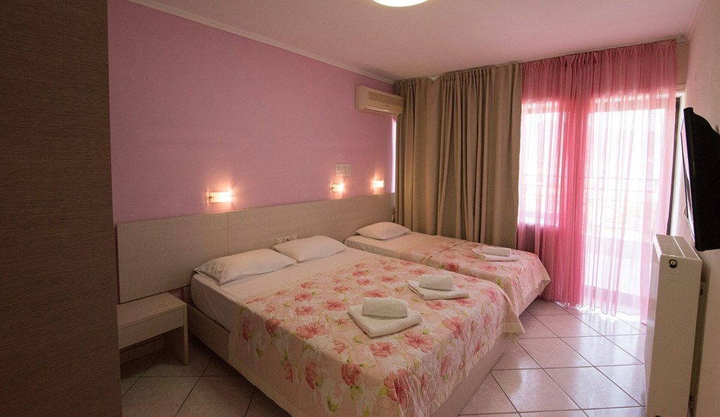 Hotel Aloe triple room.jpg