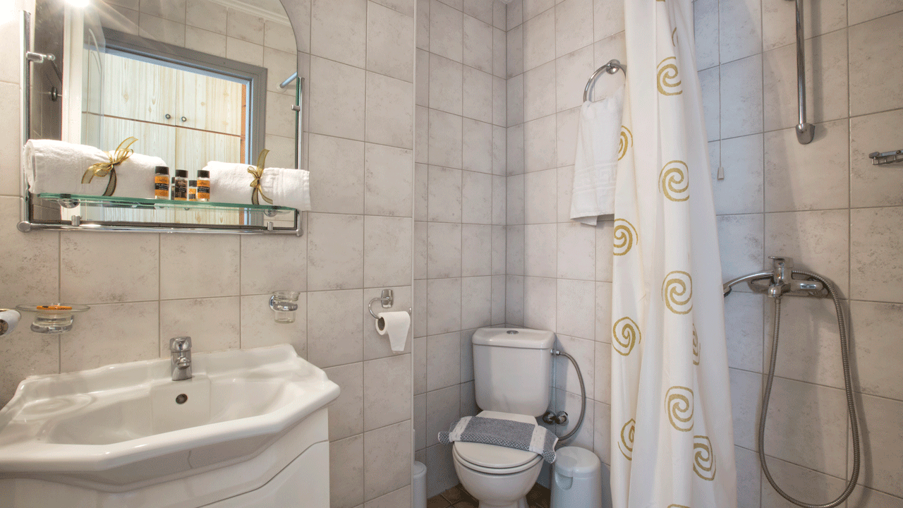 Hotel Aurora family bathroom.gif