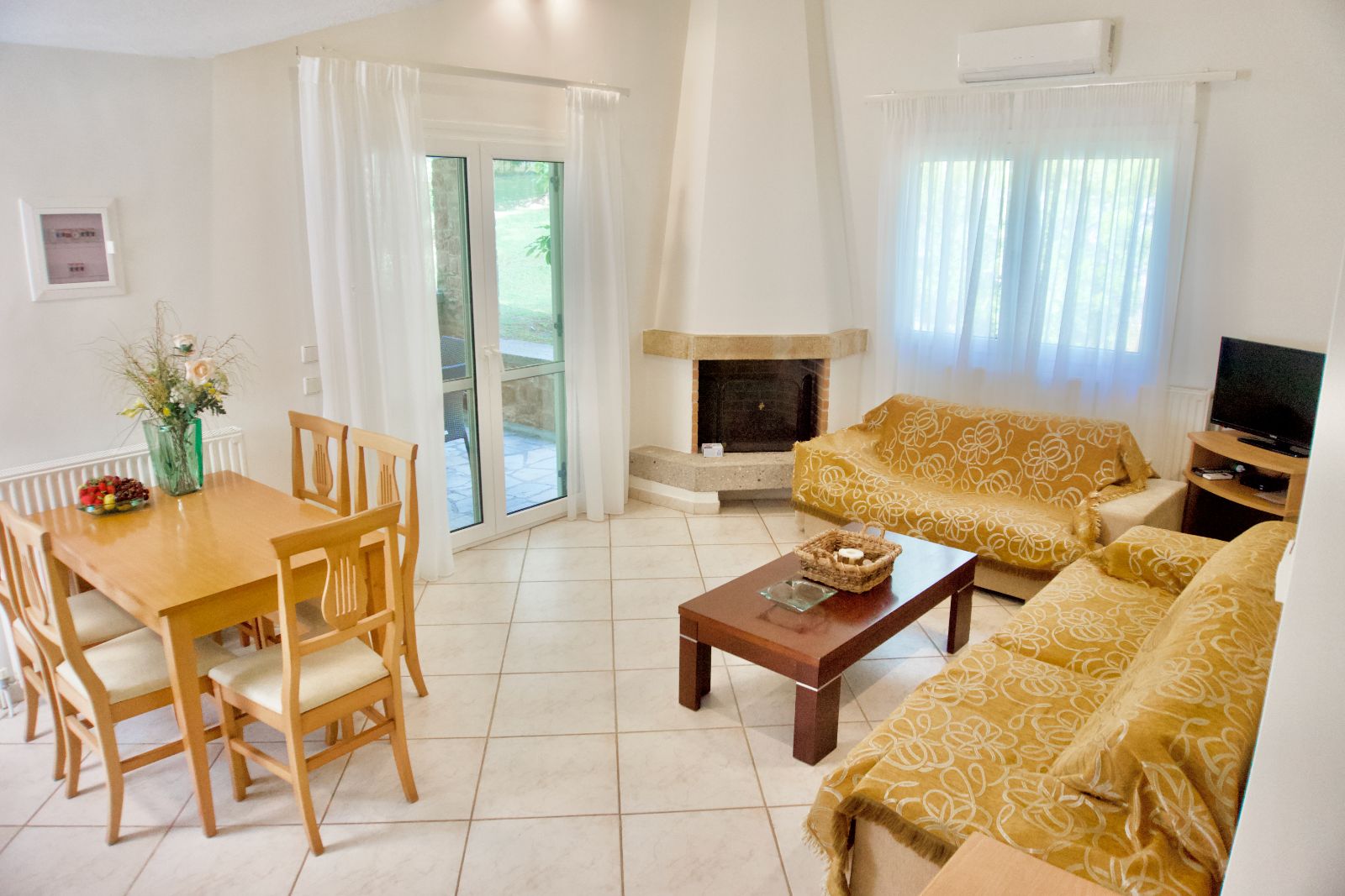 Hotel Sani Cape Villas 11 _ 14 dnevni boravak.jpg