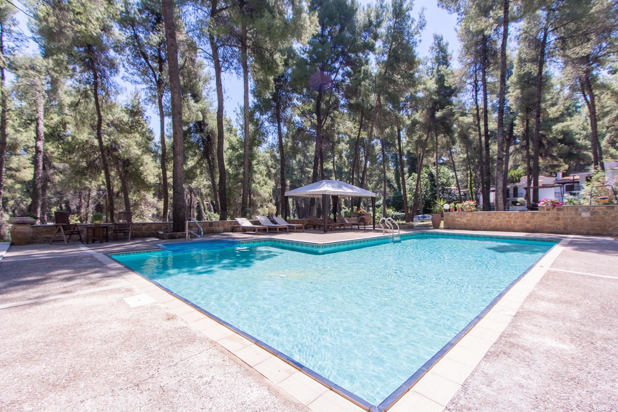 Hotel Sani Cape Villas bazen.jpg