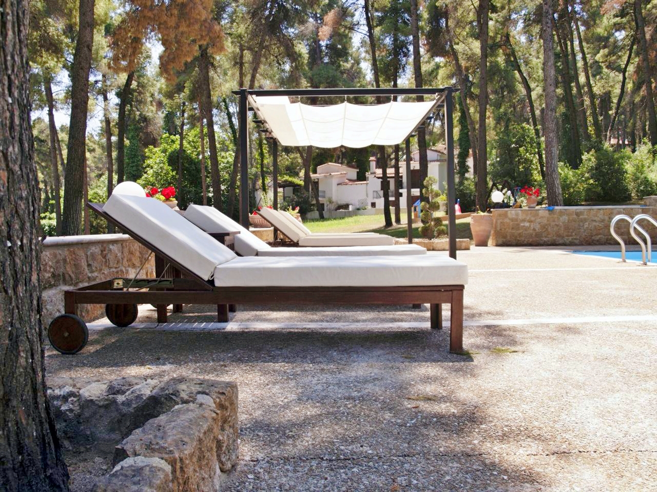Hotel Sani Cape Villas lezaljke na bazenu.jpg