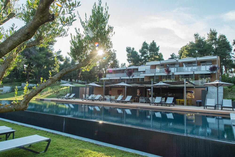 Hotel Sani Woods bar i bazen.jpg