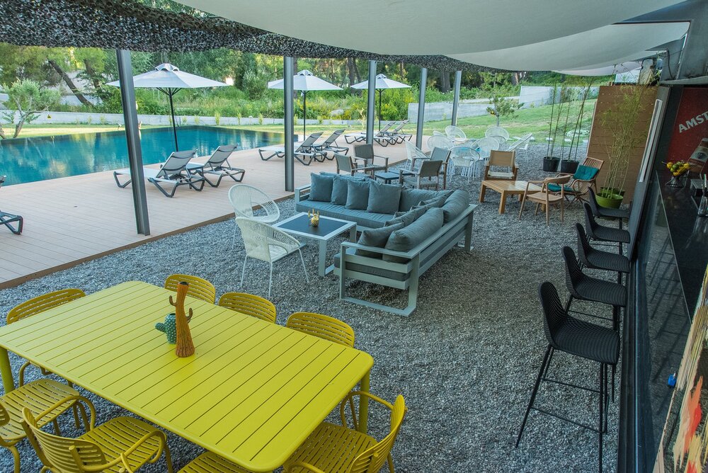 Hotel Sani Woods bar na bazenu.jpg