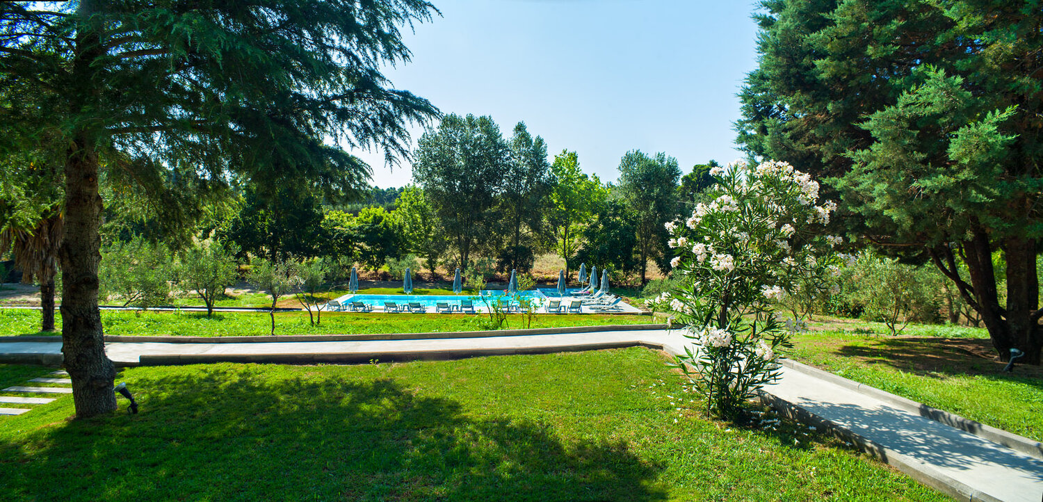 Hotel Sani Woods bazen i basta.jpg